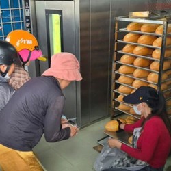 Bánh mì Thành Cổ có gì đặc biệt mà nhiều người đi chục cây số xếp hàng dài để mua?