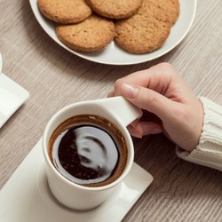 Vì sao có người uống 2-3 ly cà phê mà vẫn buồn ngủ? 