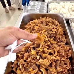 Phụ huynh phản ánh cơm bán trú 'toàn tóp mỡ', hiệu trưởng nói gì?