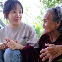 Nữ sinh đi bốc xếp kiếm tiền vào đại học với lời hứa: 'Nội ráng sống chờ con ra trường nuôi nội!'