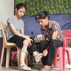 Mười năm đến trường trên đôi vai mẹ, cô gái khuyết tật chạm cửa đại học