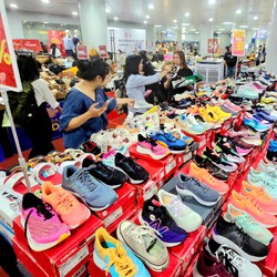 99% giày Adidas bán ngoài hệ thống cửa hàng ủy quyền của hãng là hàng giả: Làm sao phân biệt thật - giả?