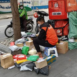 Nhiều chủ shop tìm cách kéo khách rời sàn thương mại điện tử để né phí