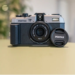 Pentax 17: Máy ảnh phim chia đôi khung hình của Ricoh