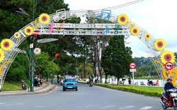 Vietnam's Da Lat shuts down lakeside pedestrian street because of congestion, low foot traffic