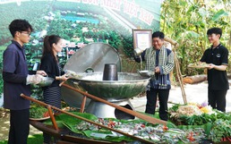 Vietnam’s largest ‘lau mam’ hotpot draws crowds at Ca Mau festival