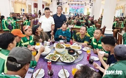 Vietnamese restaurant owner serves free meals to sanitation workers after storm cleanup