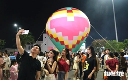 Hundreds of thousands gather at Sa Dec Square in southern Vietnam for hot-air balloon program
