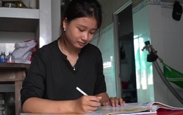 Làm đôi mắt cho mẹ và bán cá kiếm sống, cô gái mồ côi cha vẫn luôn cố gắng học thật giỏi để vào đại học 
