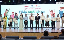 Trao học bổng Chắp cánh ước mơ, tiếp sức giúp học sinh vượt khó