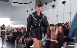 Người mẫu 'hùng hổ' bước đi kỳ quái trên sàn catwalk