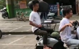 Thanh niên thà vác yên xe máy quyết không ôm dưa hấu