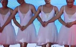 Nhóm nam sinh mặc váy ballet múa "Vũ khúc thiên nga"