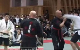 Cao thủ võ truyền điện bị võ sĩ MMA đánh... sấp mặt