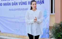 Giữa nắng nóng 40 độ, Hồ Ngọc Hà cùng con trai mang nước sạch đến người dân miền Tây