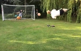 Chàng trai xoay người trên không 360 độ sút penalty