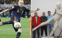 Hoảng hồn với bức tượng khỏa thân của Iniesta