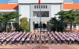 Hàng trăm học sinh nhảy flashmob chúc anh chị khối 12 thi tốt nghiệp thành công