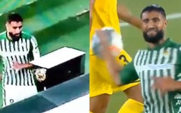 Bị thẻ đỏ oan, nhà vô địch World Cup trút giận đấm lên màn hình VAR