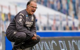 Cứ thua trận, HLV Bielsa của Leeds United lại... trần như nhộng