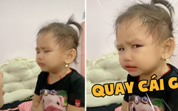 Biểu cảm hờn dỗi vô cùng hài hước của bé gái khi mẹ đang la mà còn bị quay phim