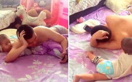 'Cưng xỉu' em bé bò theo để coi ké điện thoại bố cho bằng được