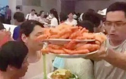 Vua Còm 10/10: Cách ăn buffet để không 'lỗ vốn'