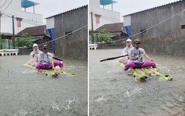 Hai chàng trai dùng bè chuối di chuyển trong lũ