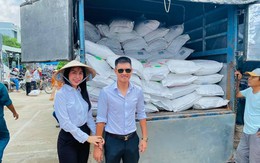 Thủy Tiên đến miền Trung gửi 8 tỉ quyên góp cho người dân