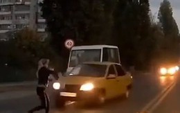 Cô gái sang đường chỗ vạch đi bộ suýt bị ôtô tông gục