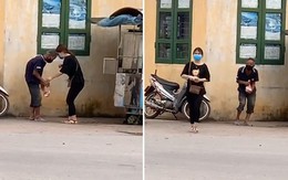 Cô gái mua bánh mì cho cụ ông nghèo