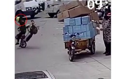 Pha quăng dây oan nghiệt làm người phụ nữ đi xe máy ngã dập mông