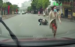 Mẹ bỏ xe máy giữa đường khi làm rơi con nhỏ sau va chạm