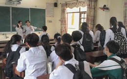 Từng thành viên vẫy tay, cúi chào lớp học những ngày cuối năm