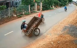Chàng trai phanh xe ba gác tự chế kiểu đi xe đạp