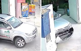 Tài xế lùi ôtô va vào tường dù cổng rộng