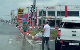 Hành động ấm lòng của tài xế ôtô trong mùa dịch
