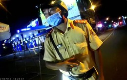 CSGT ân cần chỉ dẫn người dân giấy tờ ra đường ngày giãn cách