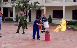 Cô gái dập lửa bình ga trong một nốt nhạc