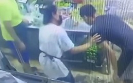 Chàng trai 'ăn nguyên cái sọt' vì tội đang làm giả vờ khó thở
