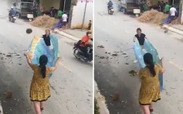 Hai cô gái cầm tấm bạt to tổ chảng hứng mít vẫn hụt