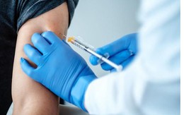 Sau tiêm vaccine bị phản ứng 'cánh tay covid', tính sao?