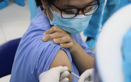 7-10 ngày sau tiêm vaccine mới có phản ứng phụ, muộn thì đáng lo?