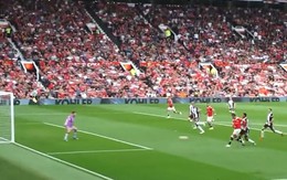 Khán đài Old Trafford vỡ oà khi Ronaldo ghi bàn trong trận ra mắt