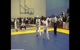 Sư phụ Thiếu Lâm tung đòn đá xoay hạ gục võ sĩ Taekwondo