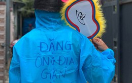 'Ông Địa giận Cô Vi' phát quà trung thu cho trẻ em Đà Nẵng