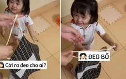 Bé gái bắt bố đeo tạp dề để rửa bát thay mẹ