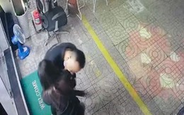 Cô gái định cắn tay bạn trai không ngờ bị cắn lại