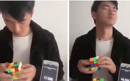 Chàng trai nhắm mắt biểu diễn xoay 2 khối rubik giống nhau