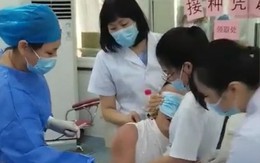 Chồng yếu đuối được vợ vỗ về khi tiêm vaccine